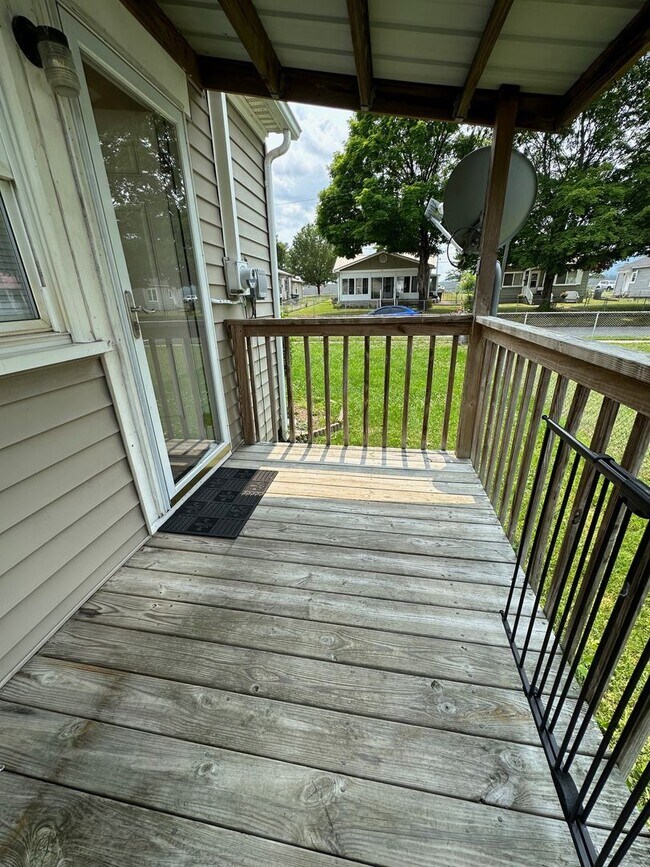 Building Photo - 1528 Redwood Dr