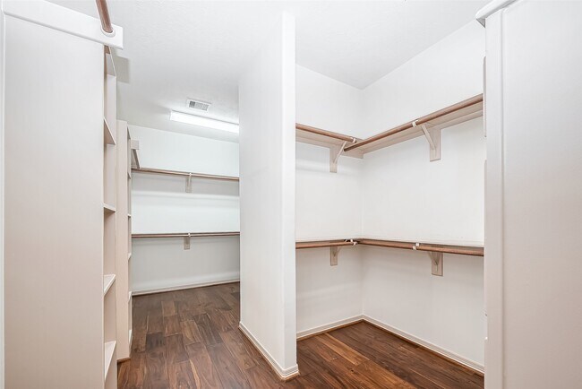 Building Photo - 1522 Olive Park