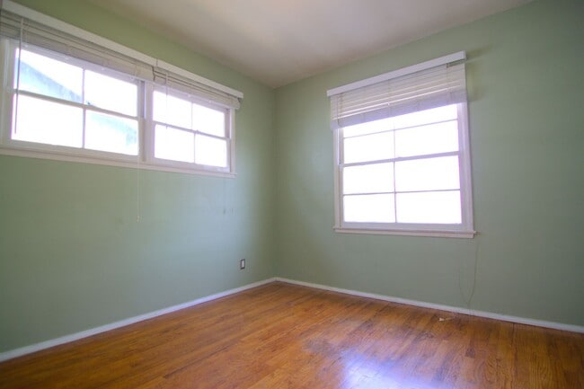 Building Photo - Charming Sun-Filled 3BR/2BA Home in Lake Balboa with Large Backyard & Fruit Trees