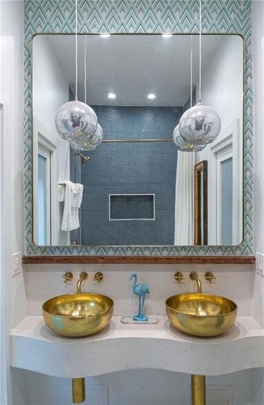 Building Photo - 724 Charles Allen Dr NE