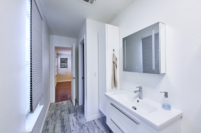 Building Photo - 7205 Alegre Pass