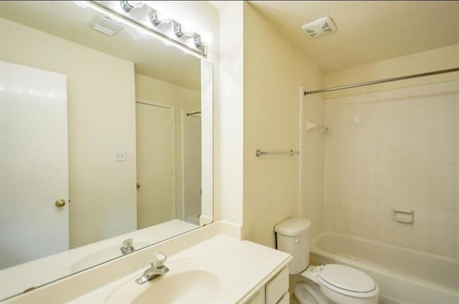 Building Photo - 15903 Timber Chase Dr