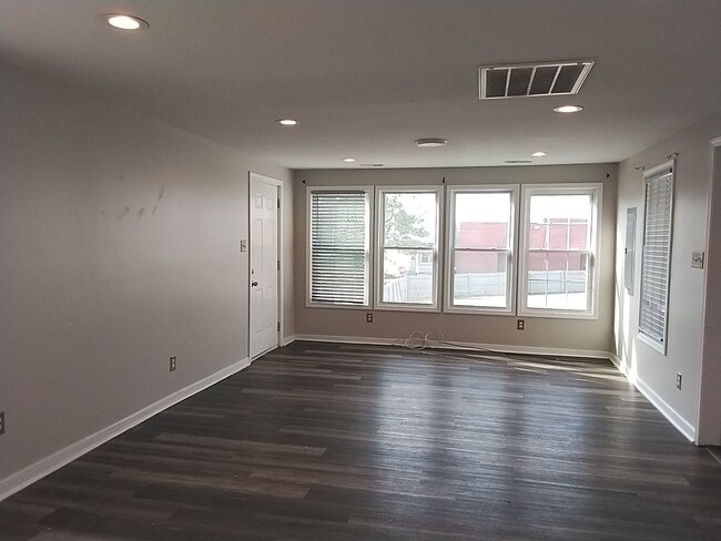 Building Photo - Cozy 2 Bedroom Bungalow in the Swansboro A...