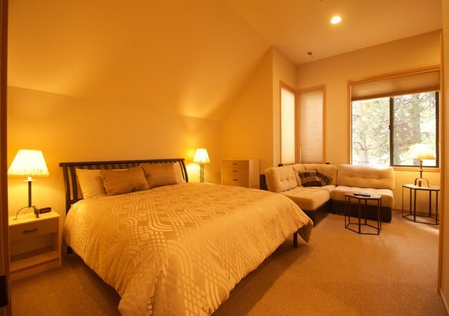 Building Photo - Furnished Seasonal Rental Through April 20...