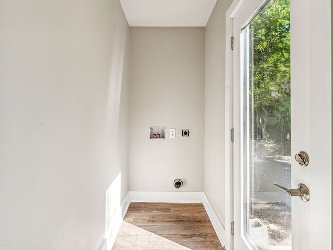 Building Photo - 302 W Collins St