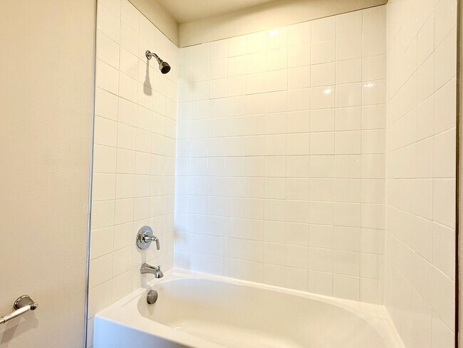 Building Photo - Fresh & modern-living in this 3Bedrooms/2.5Bath end-unit Lady Lake townhome!
