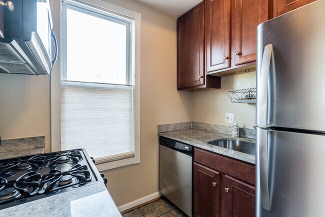 Building Photo - 807 G St NE