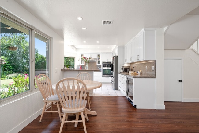 Building Photo - 124 Sequoia Ct