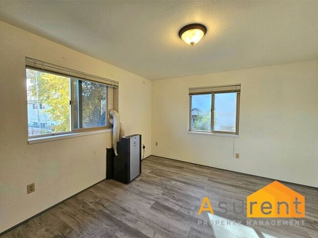 Building Photo - Charming 2-bedroom, 1.5-bathroom Ashland home