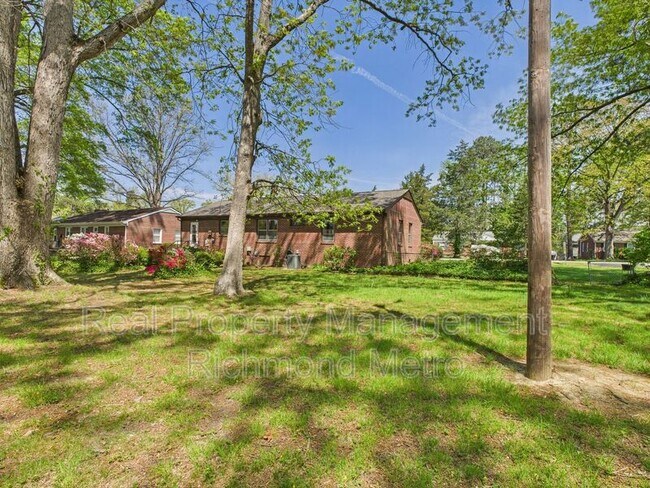 Building Photo - 8909 Avalon Dr
