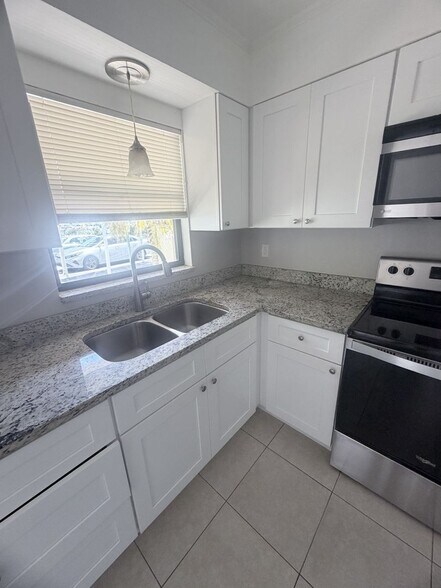 Building Photo - 130-136 Cape Coral Pkwy W