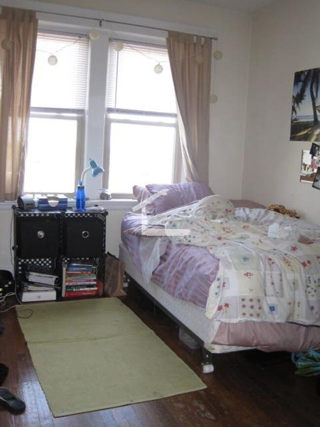 Building Photo - Apartment with a porch?