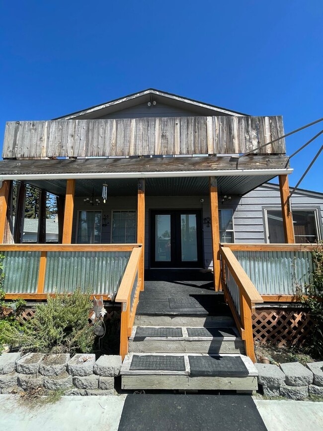 Building Photo - Perfect for a traveling nurse or other professional!  High end fully furnished 1bdrm, 1.5 bath un...