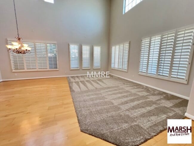 Building Photo - Exceptional 5 bedroom home with fenced poo...