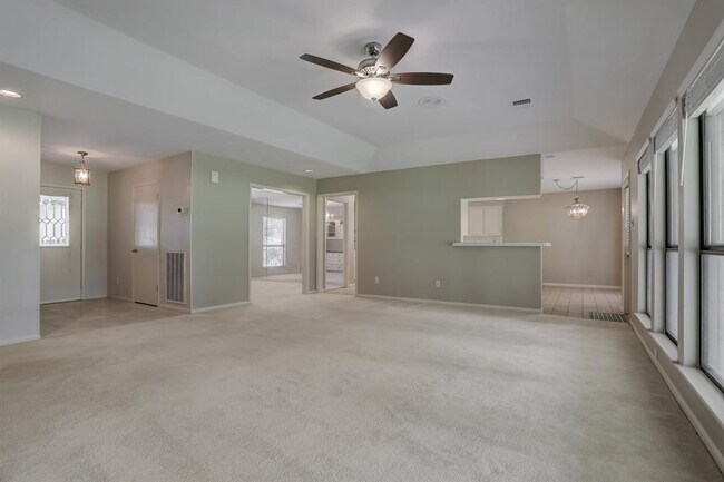 Building Photo - 2307 Fairway Cir