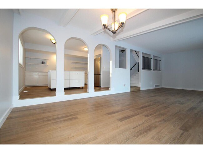 Building Photo - 5545 Shorewood Ln