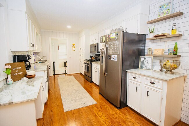 Building Photo - Stunning 3 Bedroom, 2 Bathroom in West Col...