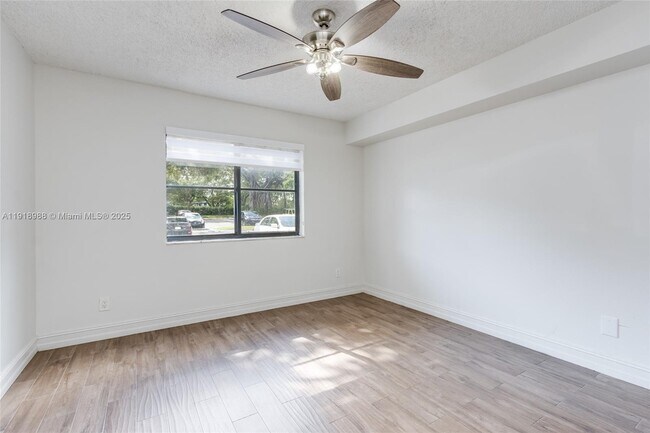 Building Photo - 650 S Park Rd