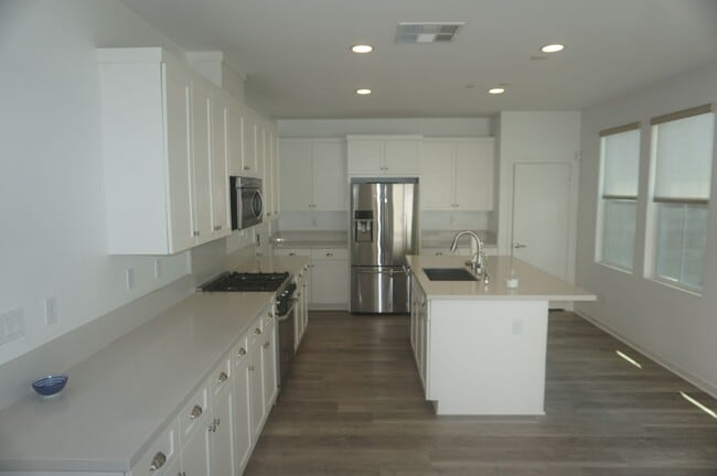 Building Photo - Stunning 4 Bedroom 3 Bath Plus Loft Home i...