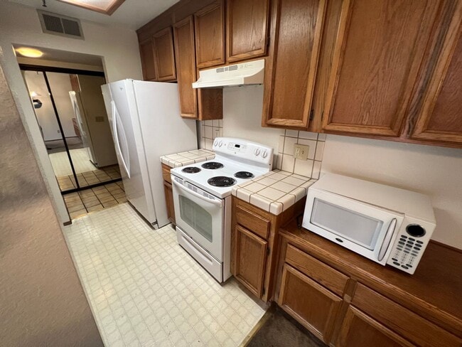Building Photo - Spacious 2 bed 1.5 bath Condo in San Leandro Minutes from Bart and shopping. Must see!