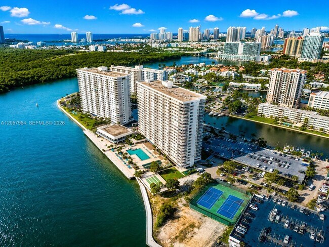 Building Photo - 300 Bayview Dr