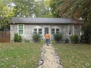 Building Photo - Cute cottage, great location