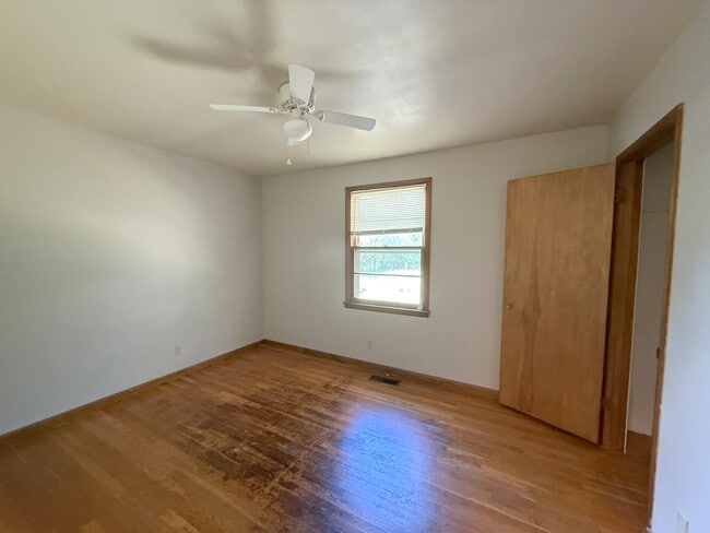 Building Photo - 3811 Lakeview Dr NW