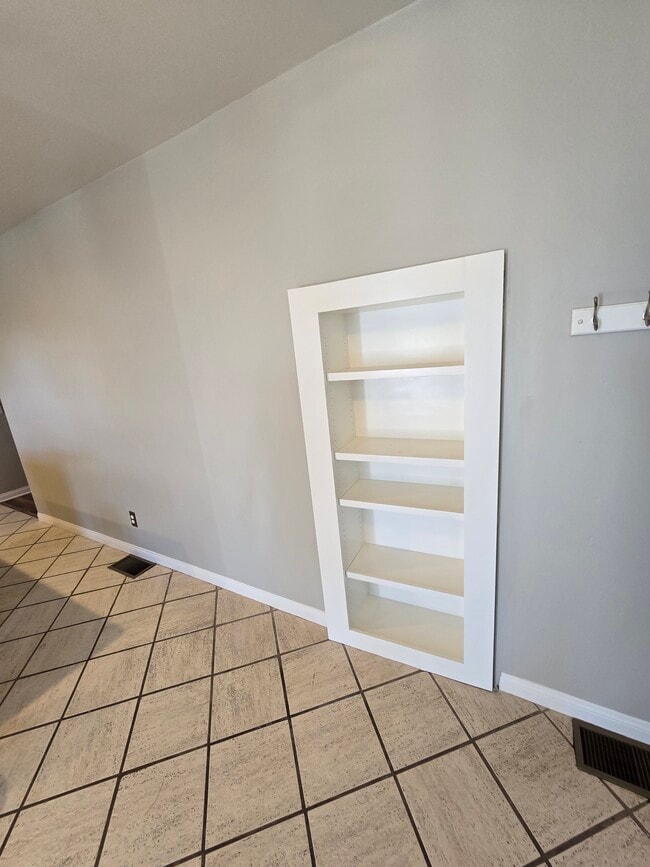 Building Photo - 833 Skyland Dr