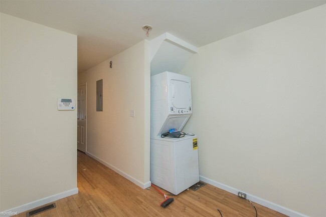 Building Photo - 2 br, 1 bath Triplex - 1745 WILLINGTON ST ...