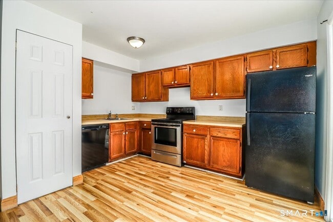 Building Photo - 171 Aspetuck Vlg