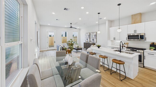 Building Photo - 5027 Golden Forest Dr