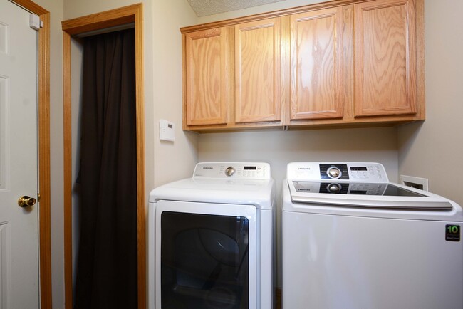 Building Photo - Gorgeous 3 bed 2 bath end-unit Waconia Tow...