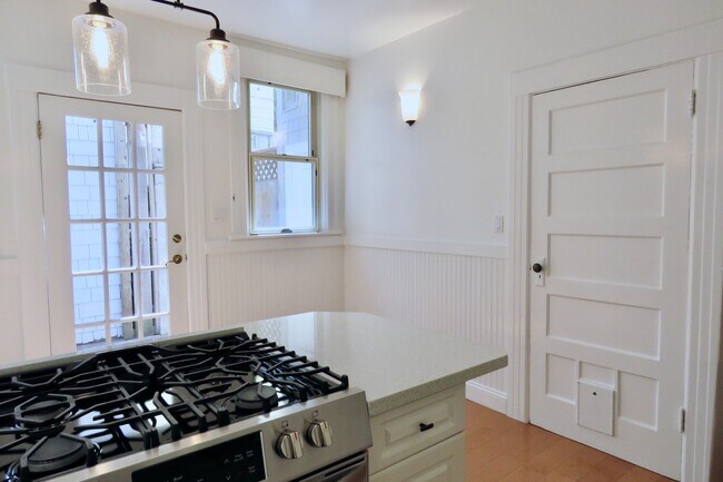 Building Photo - Freshly Updated Pet Friendly First Floor with Parking and Laundry