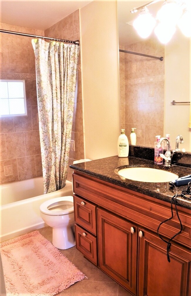 Building Photo - Gorgeous well maintained 4 bed house avail...