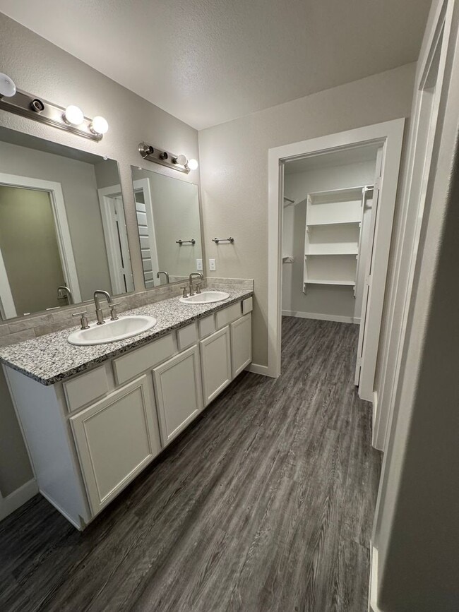 Building Photo - 4 Bedroom in Harvest