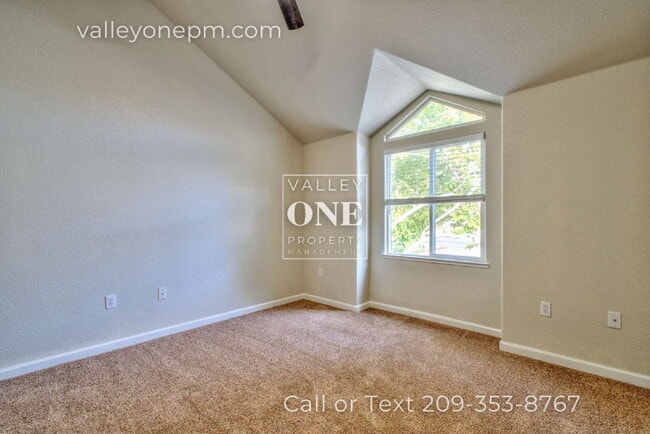 Building Photo - Rare vacancy opportunity in Turlock's finest and most desirable townhome complex!