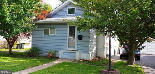 Building Photo - 613 Sampson Ave