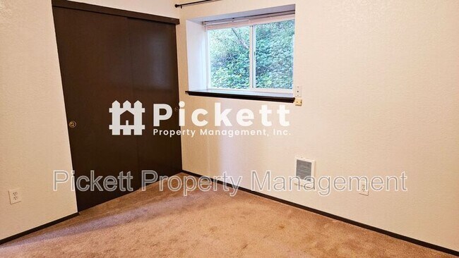 Building Photo - 4629 Beach Dr E