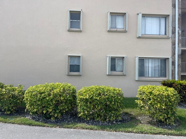 Building Photo - 700 Village Green Ct
