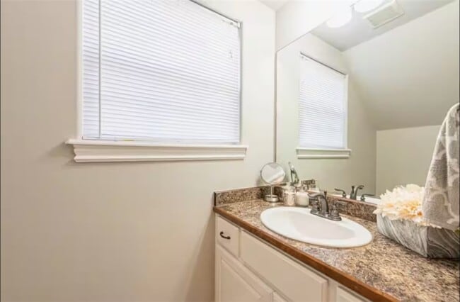 Building Photo - 1123 S Tottenham Ct