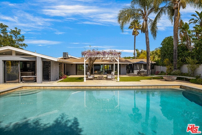 Building Photo - 8400 Mulholland Dr