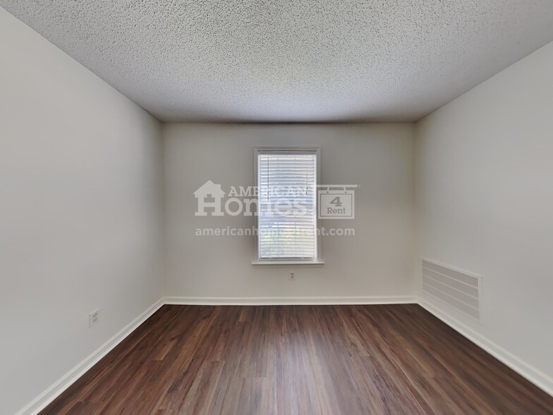 Building Photo - 245 Brookstone Cove