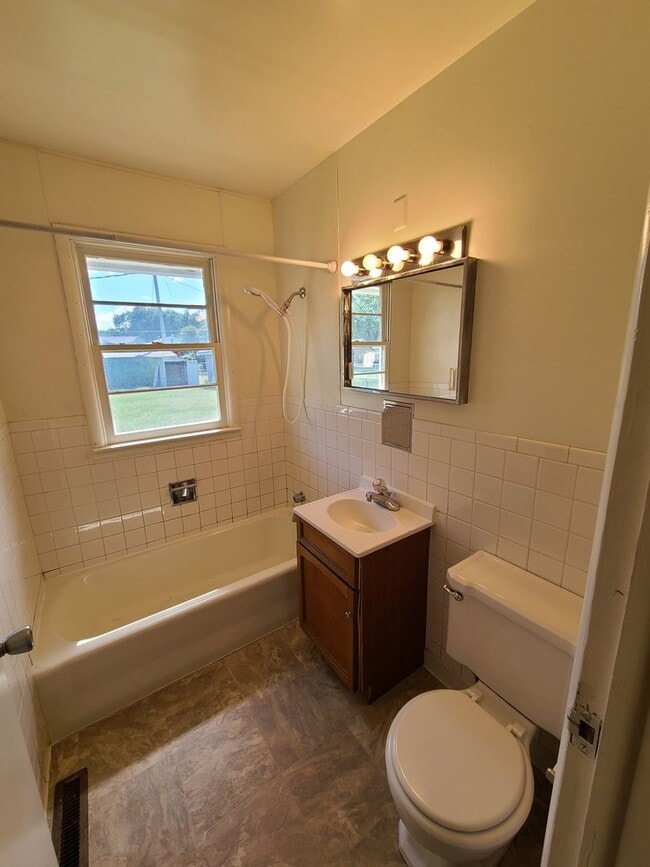 Building Photo - Pet Freindly Single Family 2 Bedroom