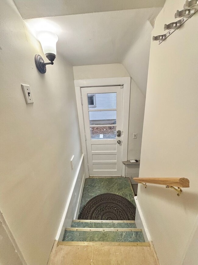 Building Photo - Spacious 3bd House | Driveway | Sunroom