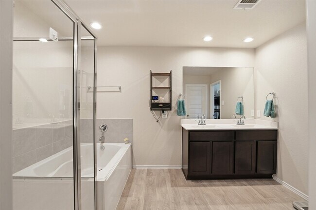 Building Photo - 11016 33rd Ave N