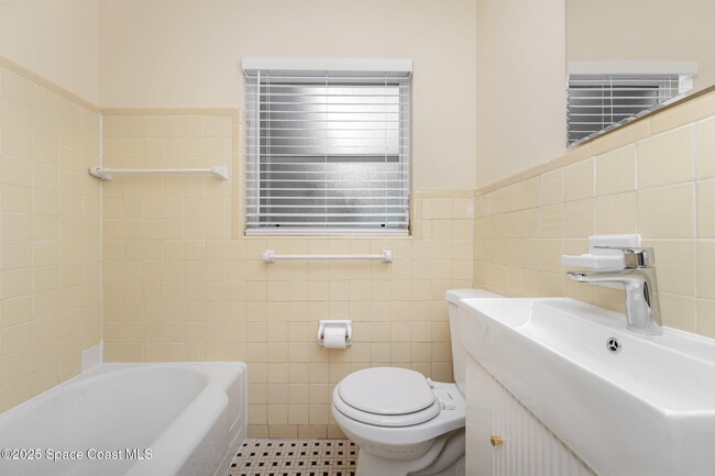 Building Photo - 758 Banyan Dr