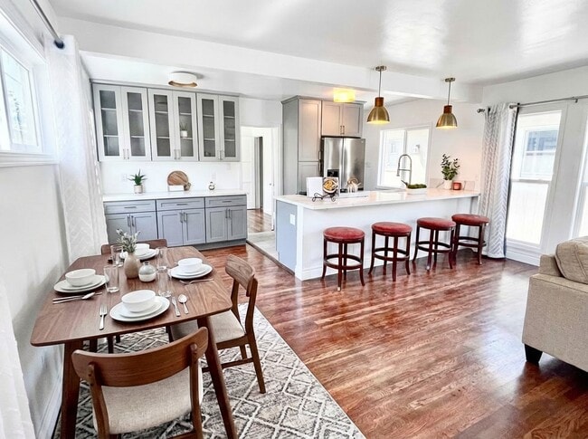 Building Photo - 1230 N Hollywood Way