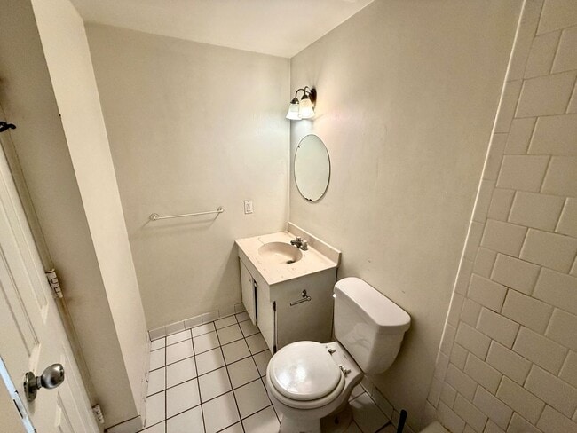 Building Photo - Dupont Prime Location Tree-Lined Corcoran St & 17th 1 bed 1 bath Condo UTILITIES INCLUDED.