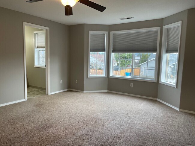 Building Photo - HALF MONTH FREE OF RENT Spacious 5 Bedroom Home! Granite Counters! Pet friendly! Tons of Room for...