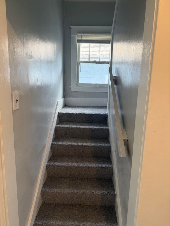 Building Photo - LEASING SPECIAL - MOVE IN BY 1/1/2026 AND RECEIVE 2ND MONTH OF RENT FREE.